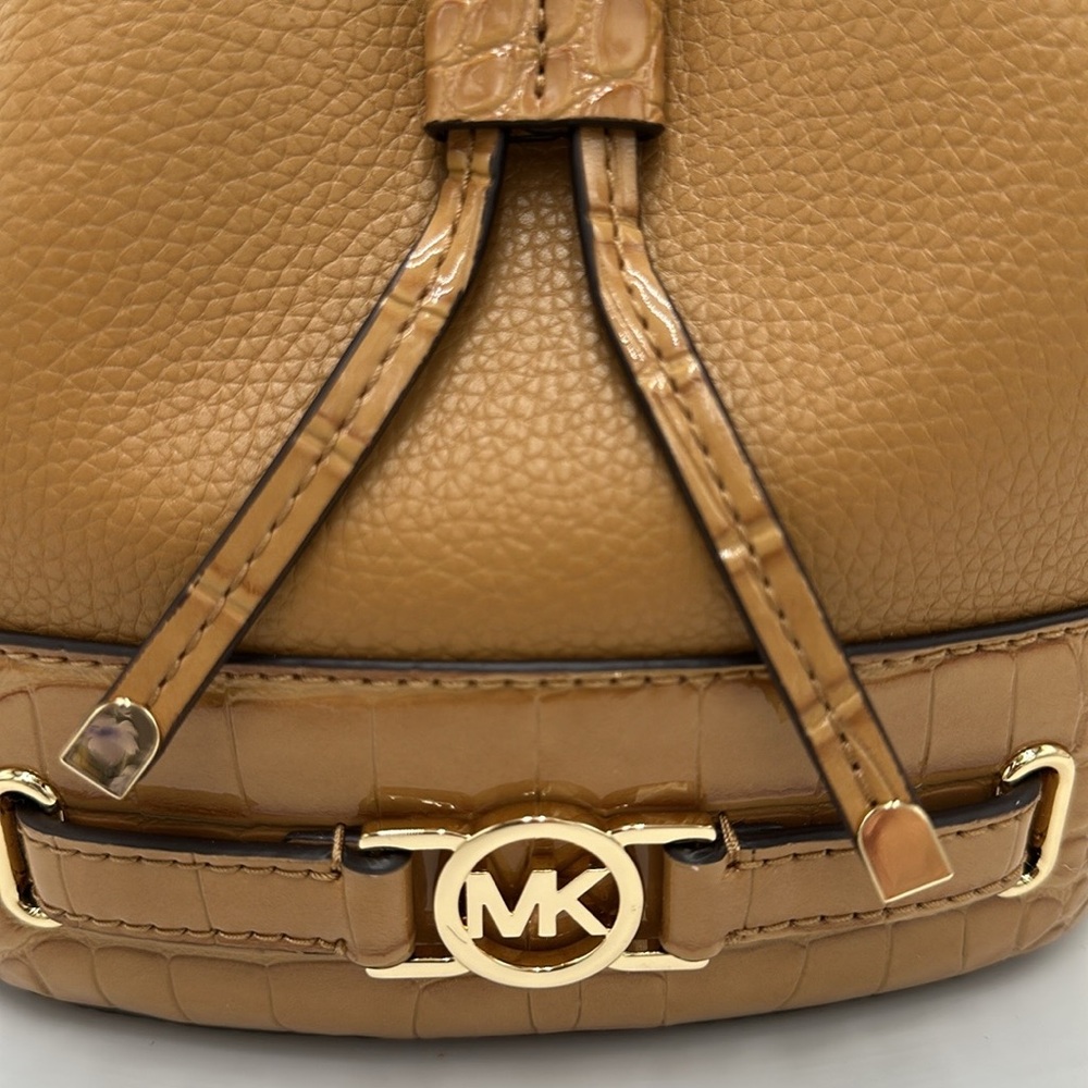 MICHAEL KORS
Reed Medium Pebbled Leather Belted Bucket Messenger SatchelCrossbo - Picture 14 of 16